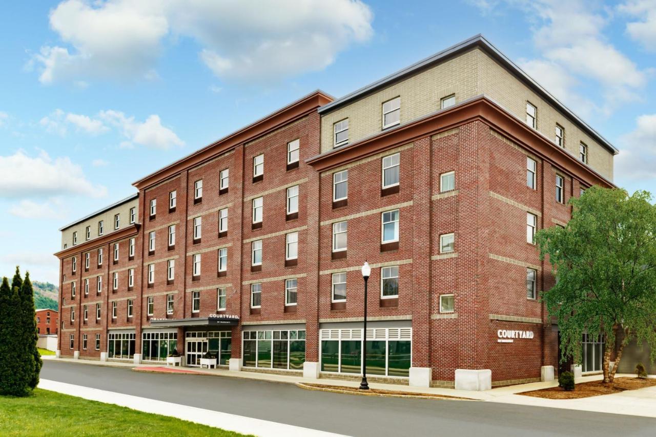 Courtyard Keene Downtown Hotel Exterior photo