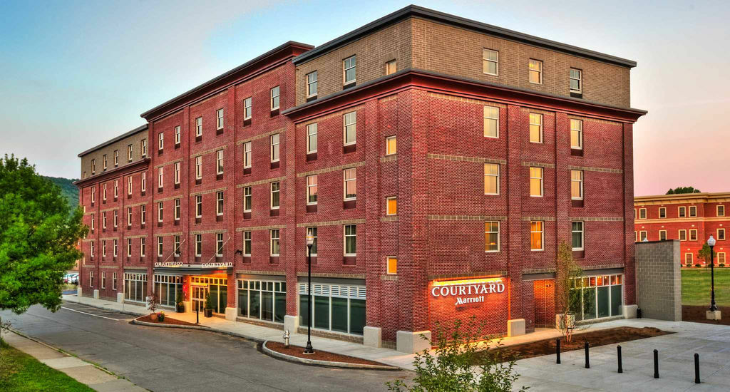 Courtyard Keene Downtown Hotel Exterior photo